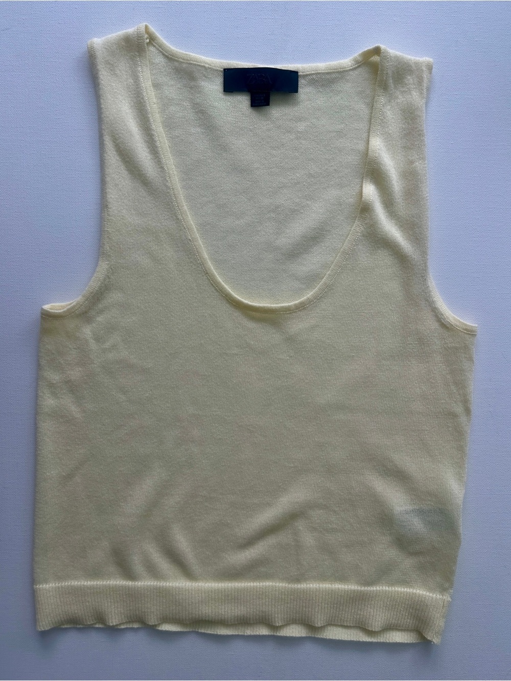 Zara women’s sleeveless knit top is a classic scoop-neck sweater tank. Size S.